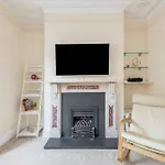 Spacious House - 2 Double Rooms - Street Parking - Garden