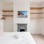 Spacious House - 2 Double Rooms - Street Parking - Garden