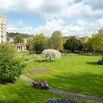 Stunning Spacious Central Apartment Near Parade Gardens