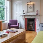 Stunning Spacious Central Apartment Near Parade Gardens