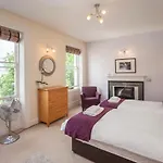 Stunning Spacious Central Apartment Near Parade Gardens