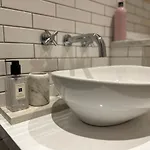 Bath Accommodation, Near City With Free Parking And High Speed Wi-Fi