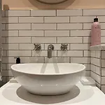 Bath Accommodation, Near City With Free Parking And High Speed Wi-Fi
