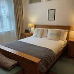 Beautiful 3 Bed Basement Flat With Garden