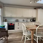 Beautiful 3 Bed Basement Flat With Garden