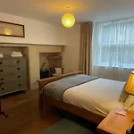 Beautiful 3 Bed Basement Flat With Garden