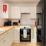 Two Bed House With Free Parking, Near Train St.