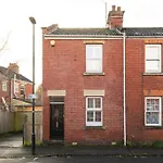 Two Bed House With Free Parking, Near Train St.