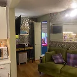 Quiet Lower Floor 2 Bed City Apartment With Private Patio Garden