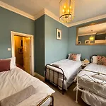 The Pickwick House 2 Bedroom Free Parking