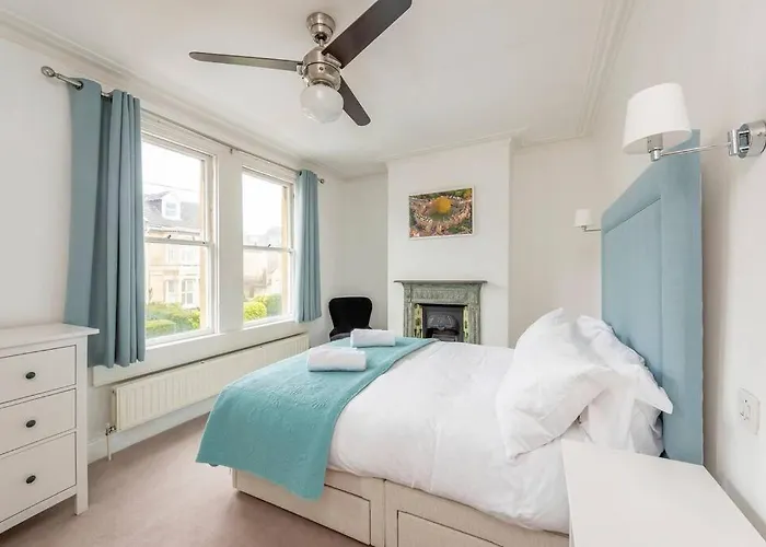 Spacious House - 2 Double Rooms - Street Parking - Garden