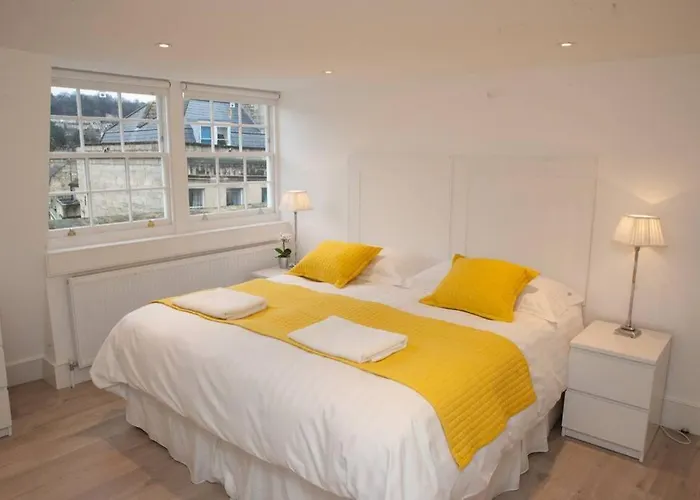 Spectacular Views, 1 Bed Central Bath Apartment