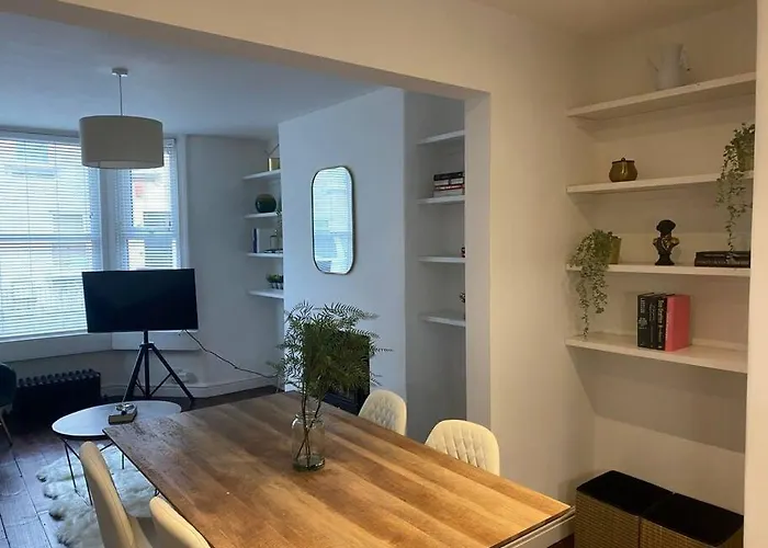 12 Lorne Road By Mia Living Stylish & Modern 2 Bedroom Property