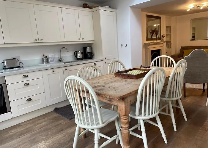 Beautiful 3 Bed Basement Flat With Garden