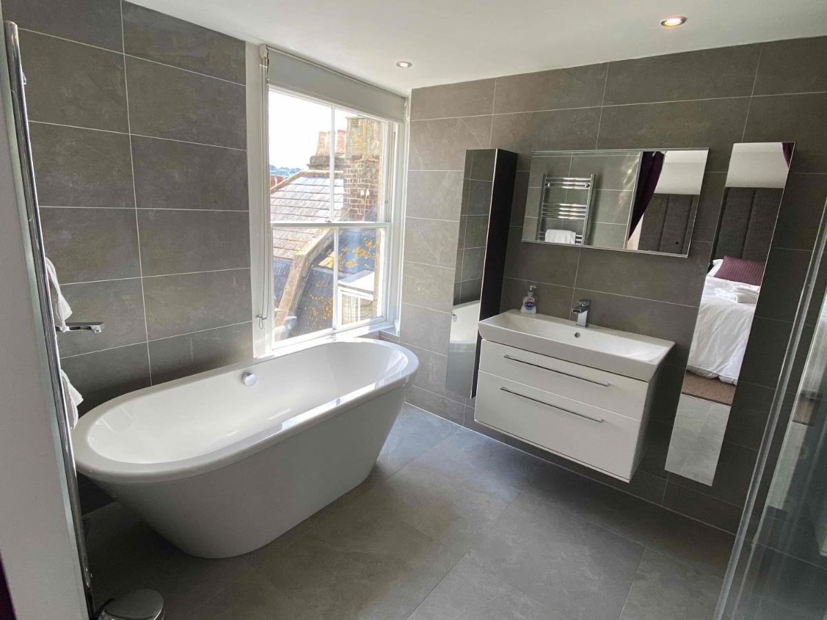 Bath Roof Terrace Apartment, City Centre, Sleeps Up To 8 Apartment *