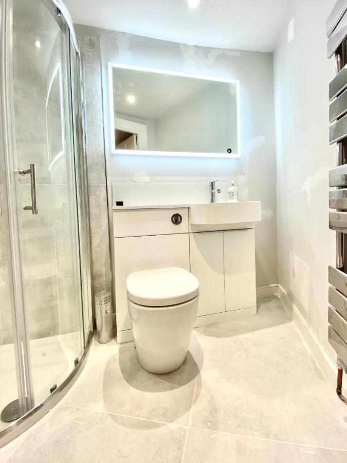 The Apartment, * Bath