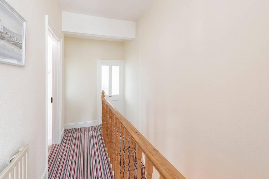 Spacious House - 2 Double - Street Parking - Garden * Bath