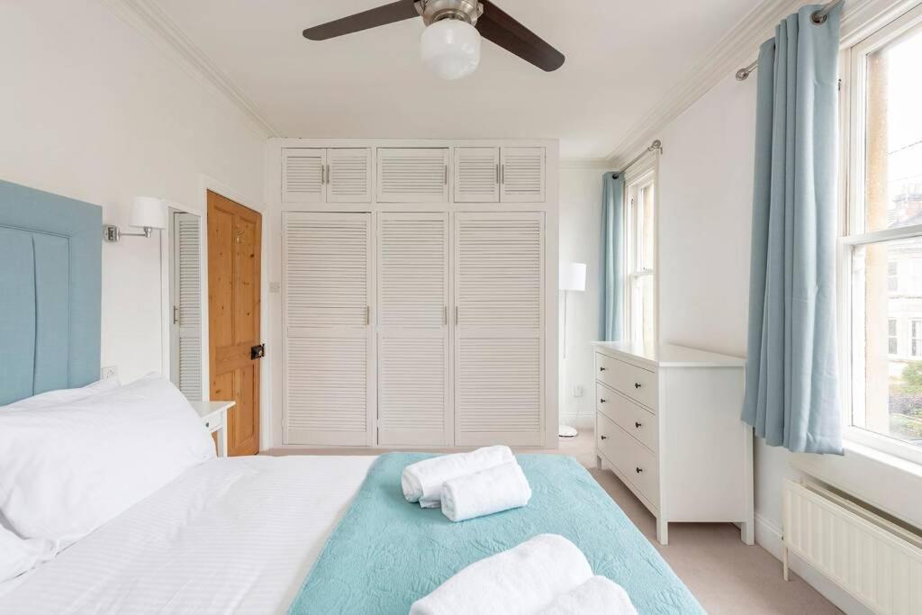 Spacious House - 2 Double - Street Parking - Garden *