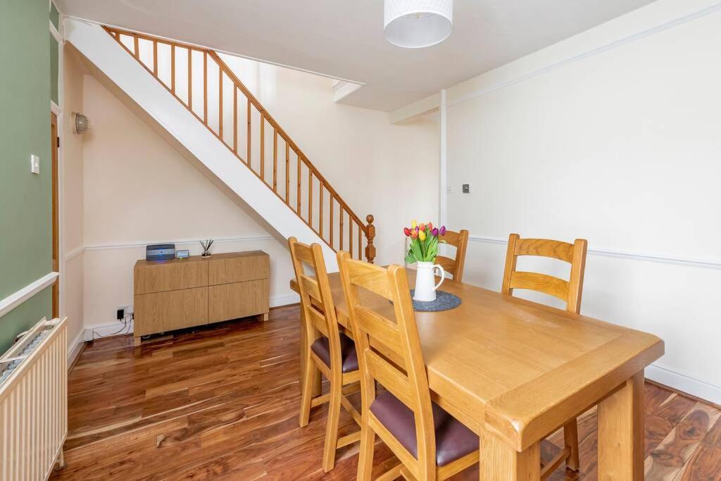 Spacious House - 2 Double - Street Parking - Garden Apartment