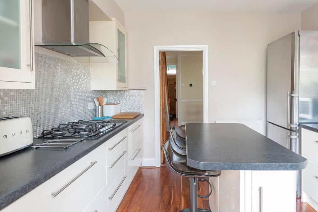 Apartment Spacious House - 2 Double - Street Parking - Garden *
