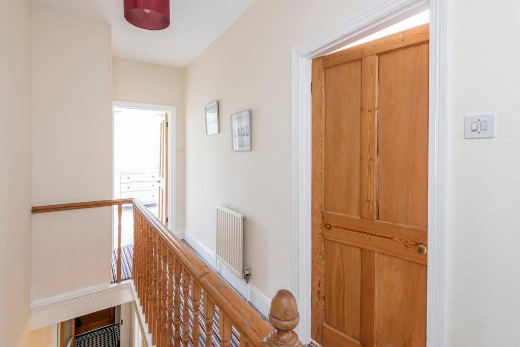 Spacious House - 2 Double - Street Parking - Garden