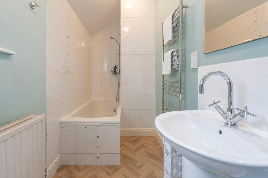 Spacious House - 2 Double - Street Parking - Garden Apartment