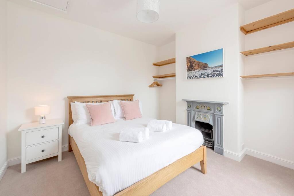 Spacious House - 2 Double - Street Parking - Garden Bath