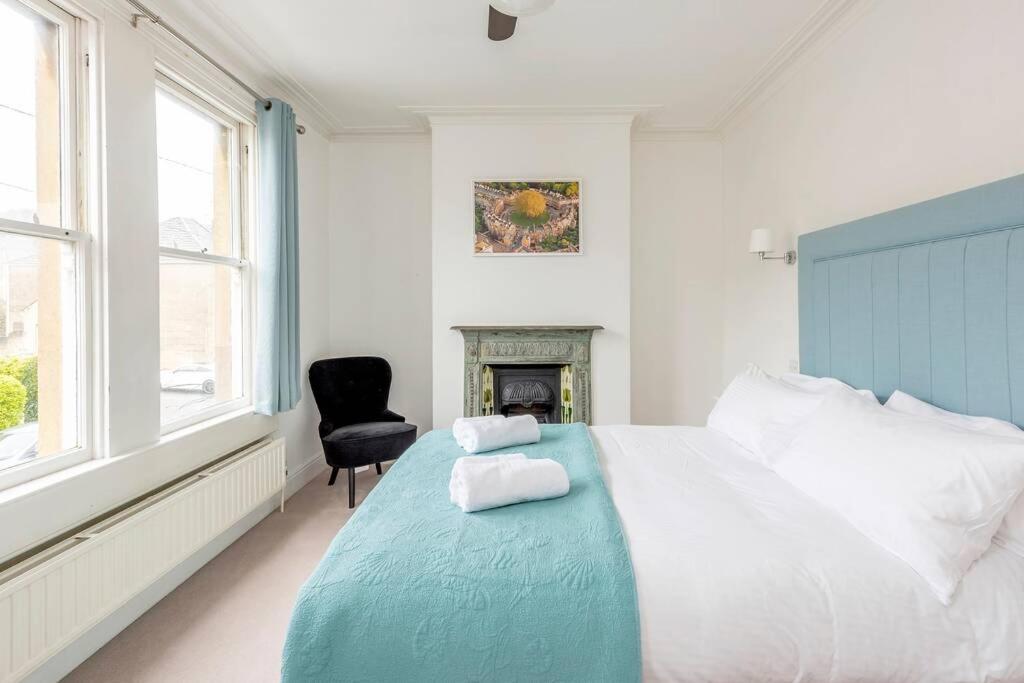 Spacious House - 2 Double - Street Parking - Garden Bath