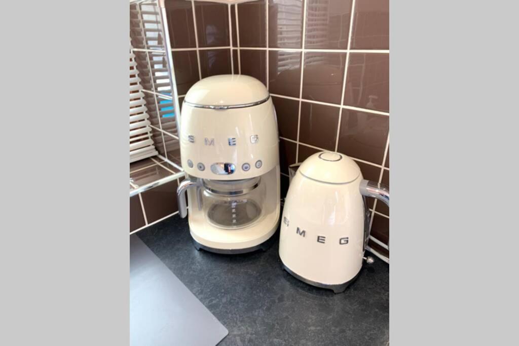 Spacious House - 2 Double - Street Parking - Garden Apartment Bath