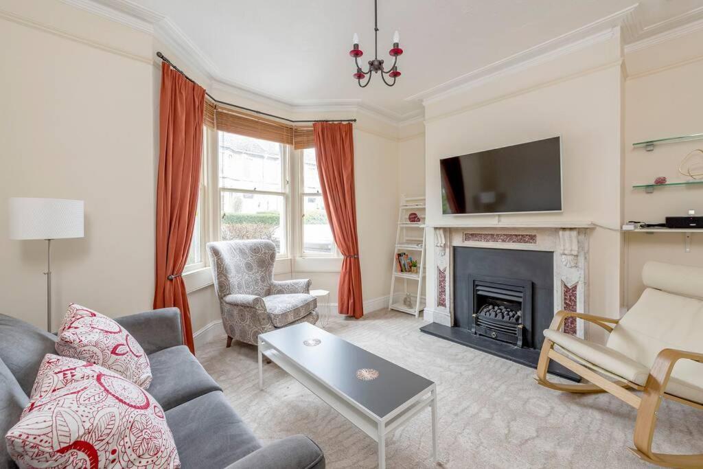Spacious House - 2 Double - Street Parking - Garden Apartment *