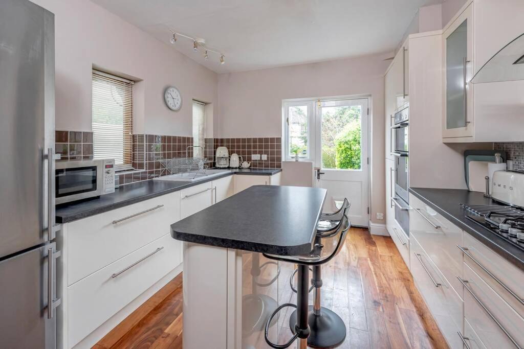 Spacious House - 2 Double - Street Parking - Garden