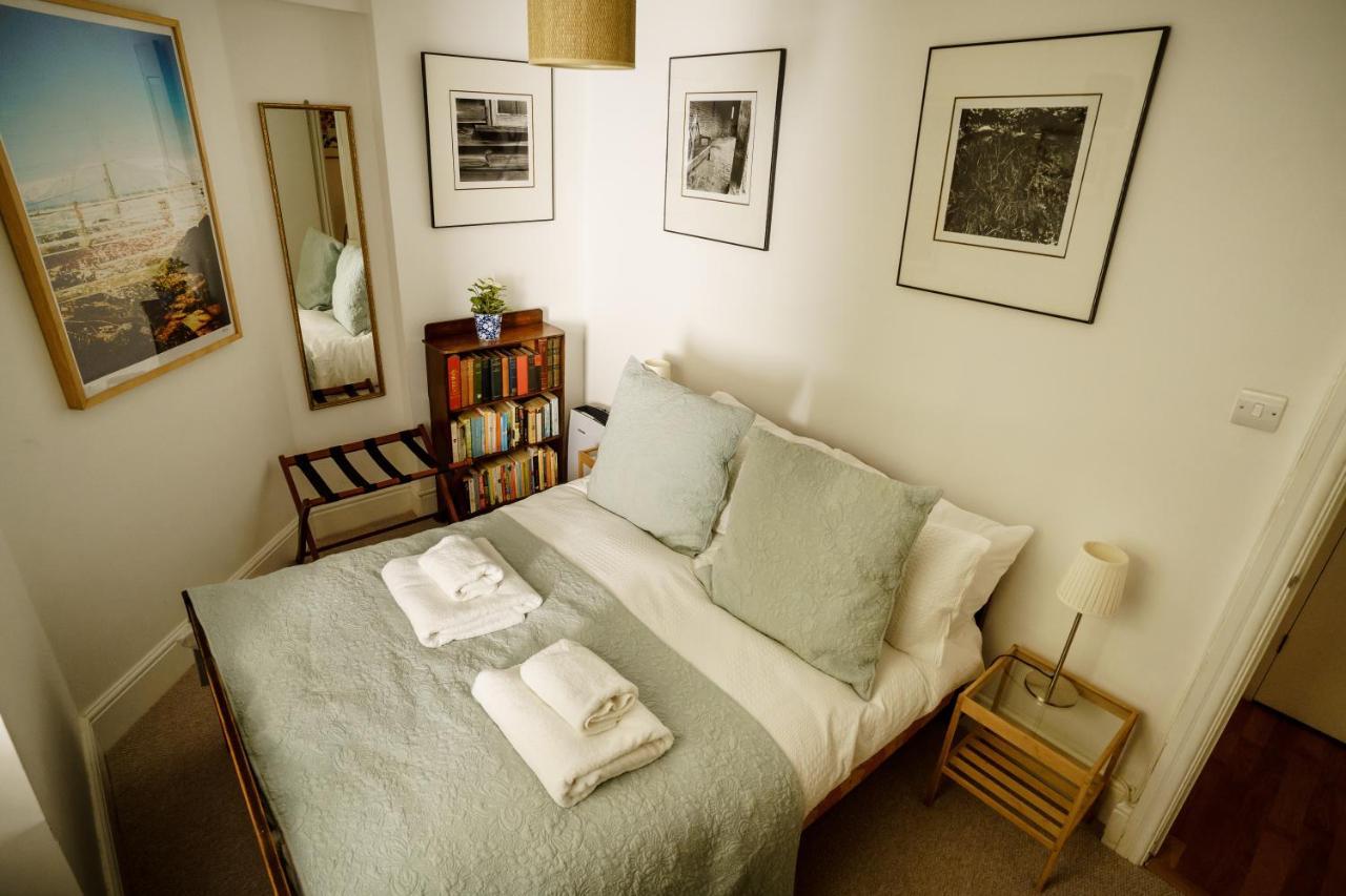 Central Courtyard Apartment Bath