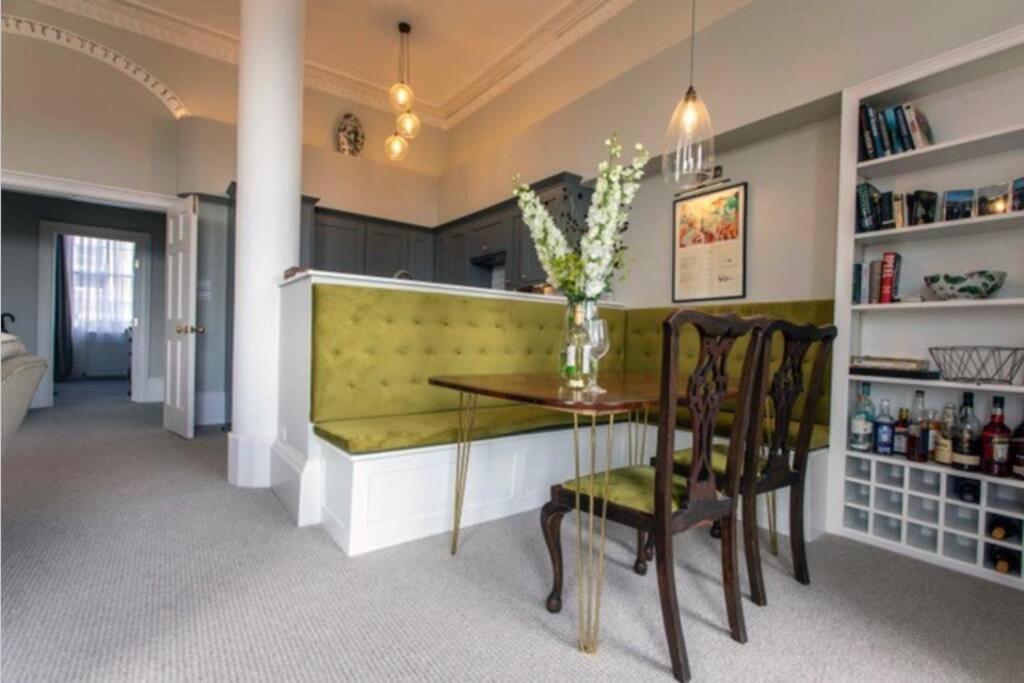 Stylish Georgian Retreat Apartment Bath