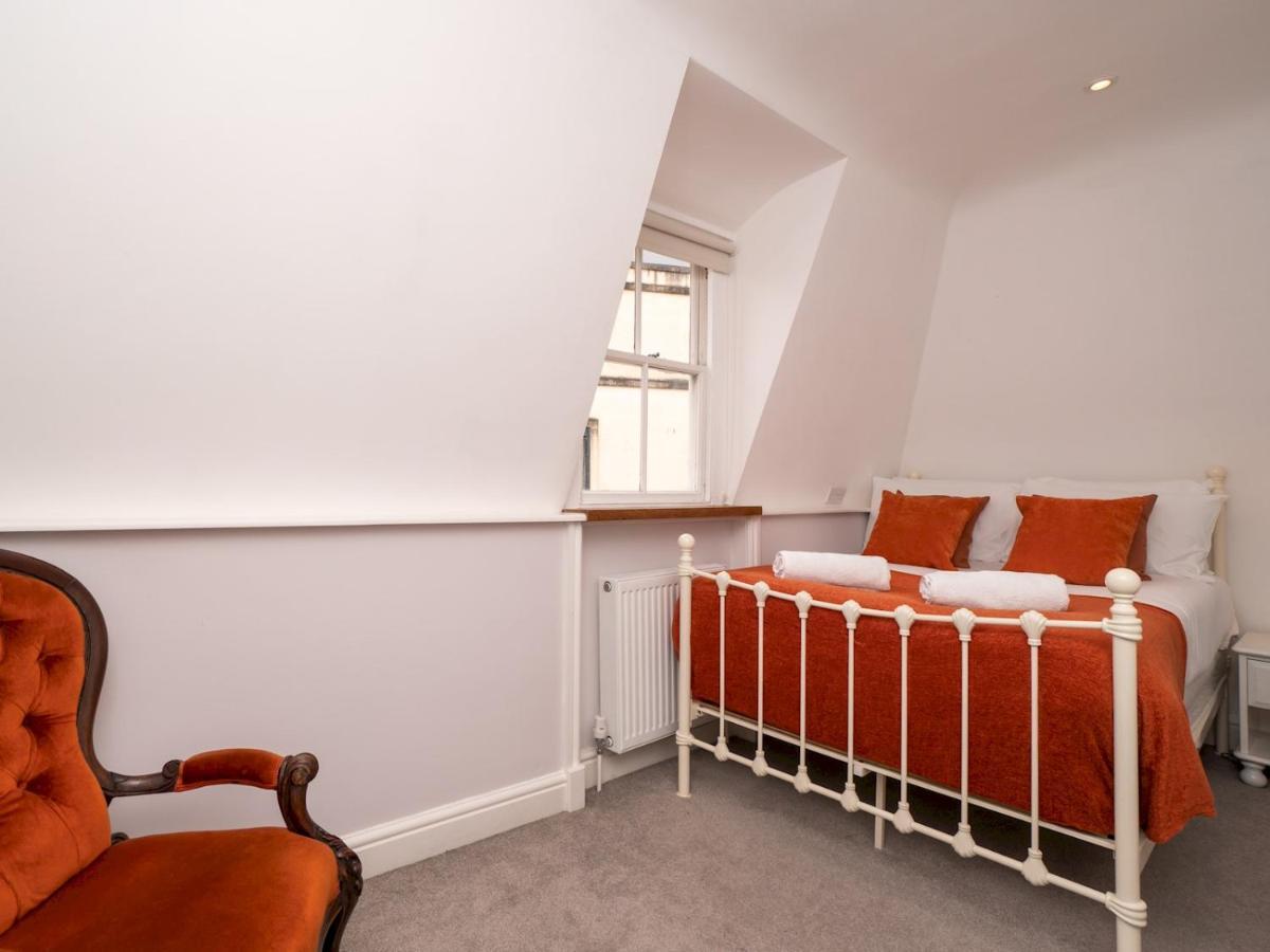 Pass The Keys Centrally Located 3 Bed Townhouse With Garden * Bath