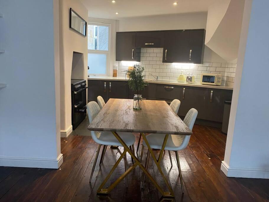 Apartment 12 Lorne Road By Mia Living Stylish & Modern 2 Bedroom