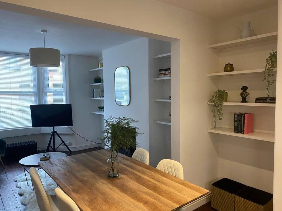 Apartment 12 Lorne Road By Mia Living Stylish & Modern 2 Bedroom Bath