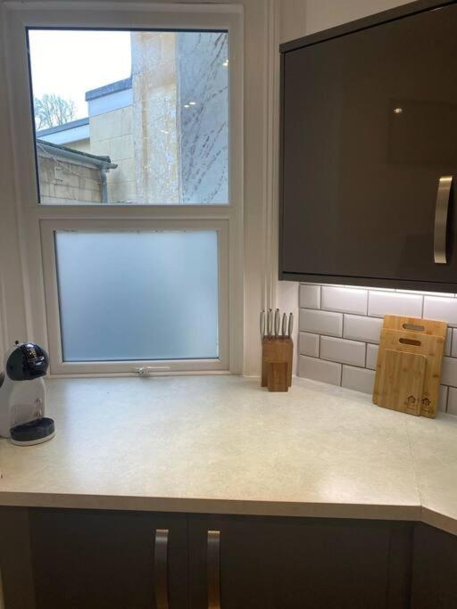 12 Lorne Road By Mia Living Stylish & Modern 2 Bedroom *