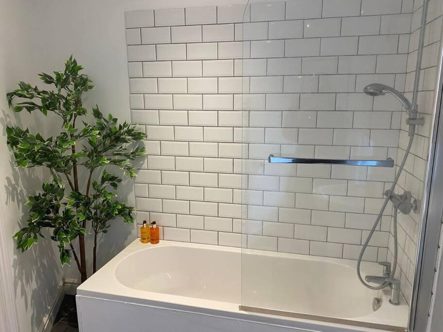 12 Lorne Road By Mia Living Stylish & Modern 2 Bedroom Apartment