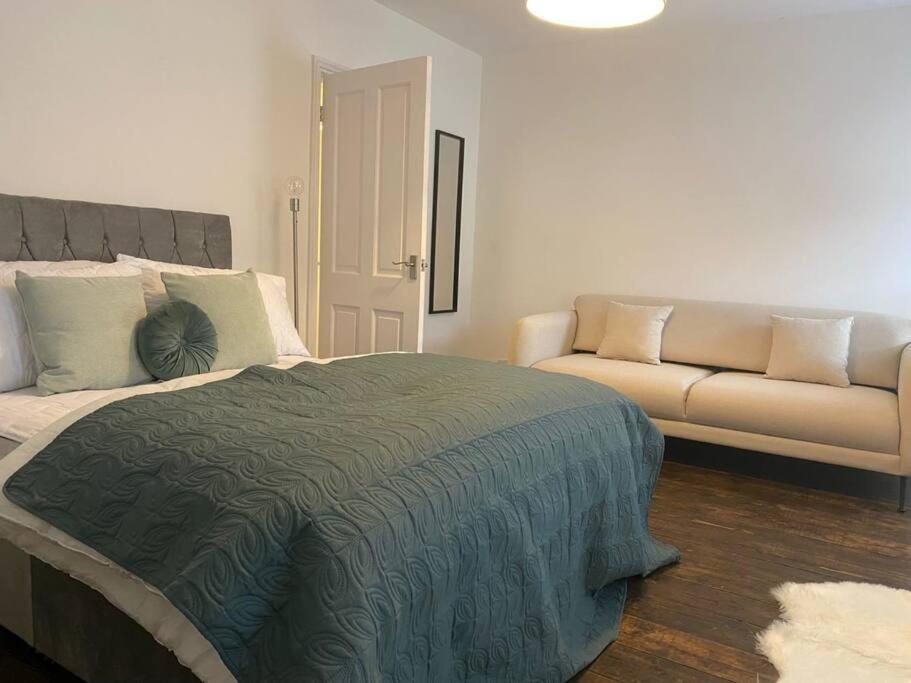 Apartment 12 Lorne Road By Mia Living Stylish & Modern 2 Bedroom Bath