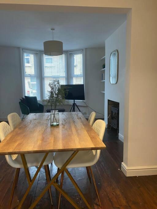 12 Lorne Road By Mia Living Stylish & Modern 2 Bedroom Apartment Bath