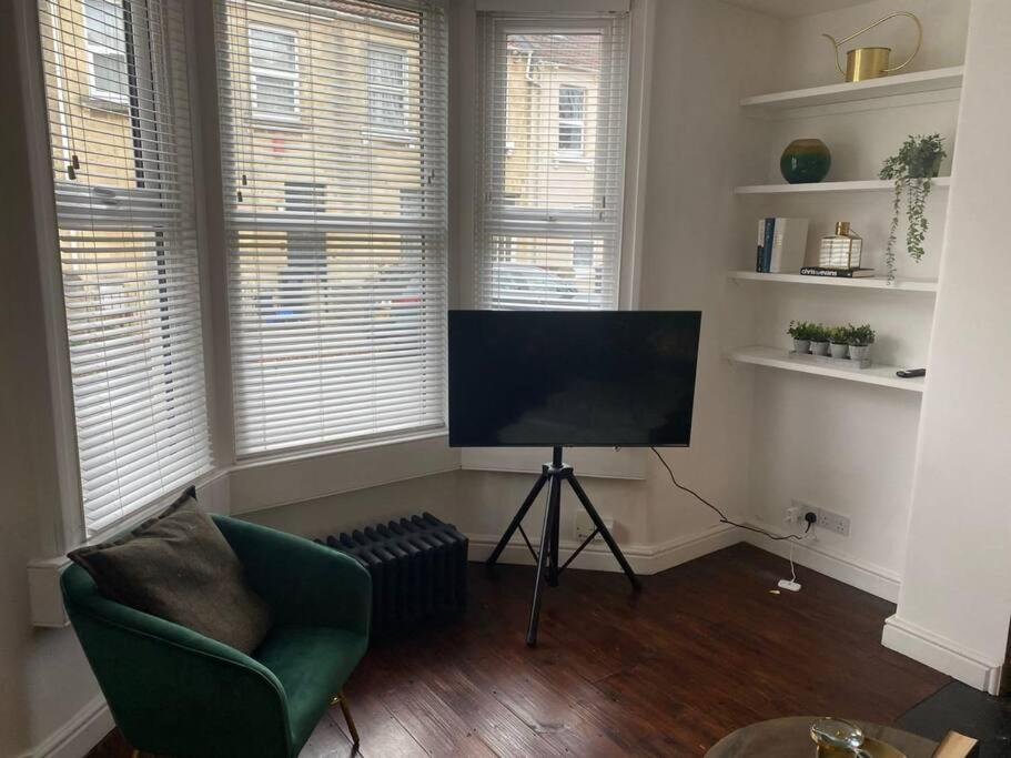 Apartment 12 Lorne Road By Mia Living Stylish & Modern 2 Bedroom Bath