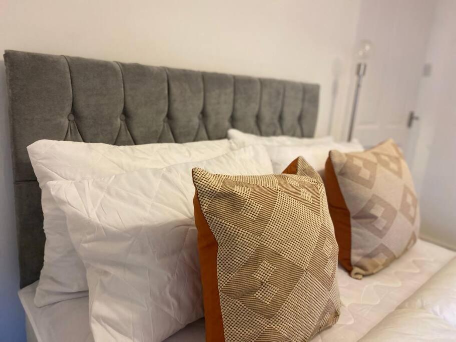 12 Lorne Road By Mia Living Stylish & Modern 2 Bedroom *