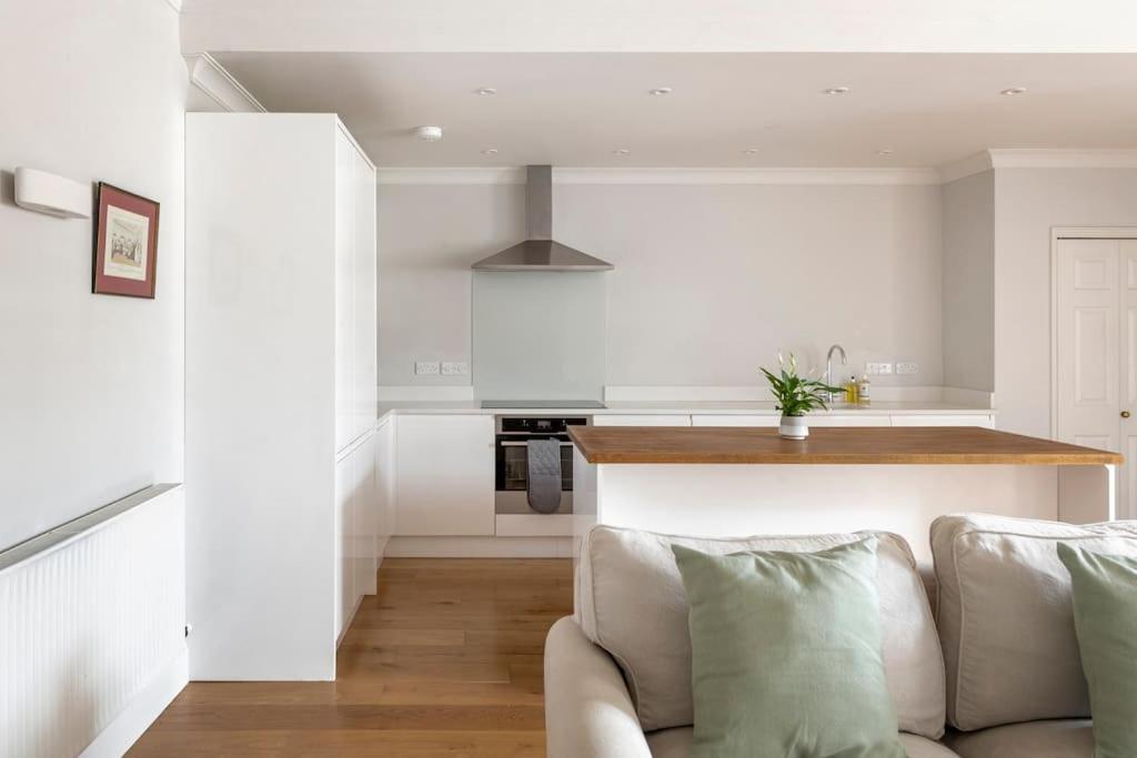 Stylish Royal Crescent Apartment *
