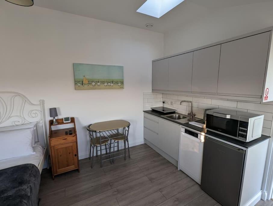 The @ Cleeve Hill Apartment