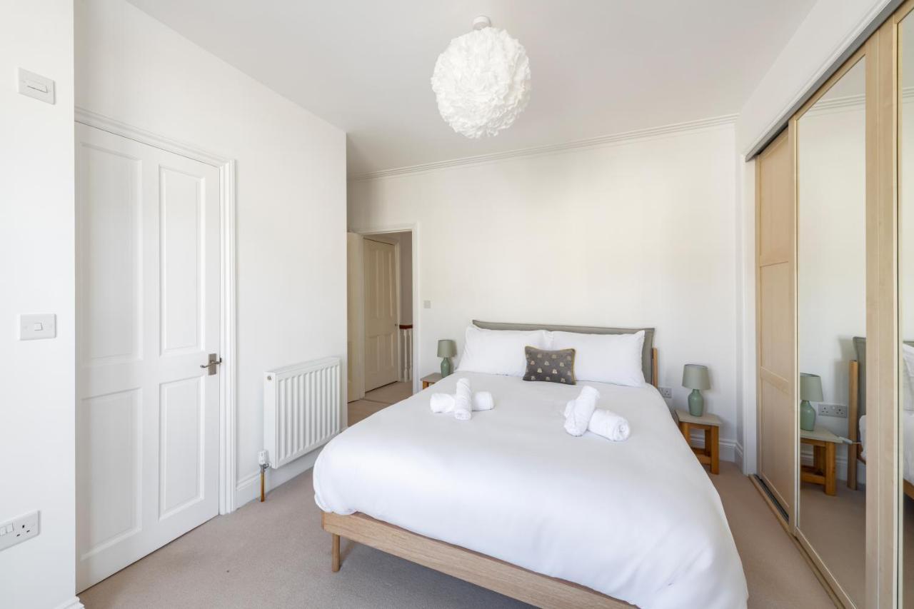 Fabulous House - Only 10 Minutes Walk To Baths Holiday home *