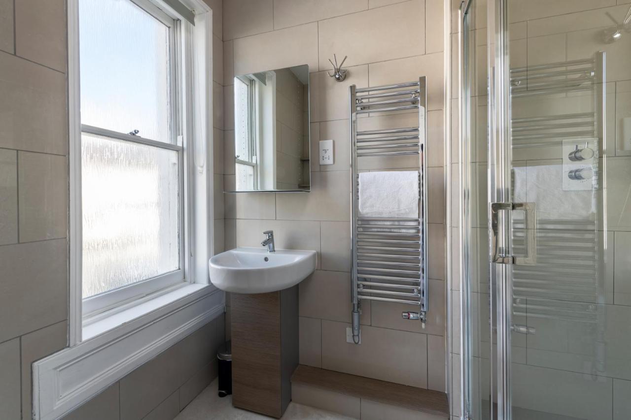 Fabulous House - Only 10 Minutes Walk To Baths Holiday home