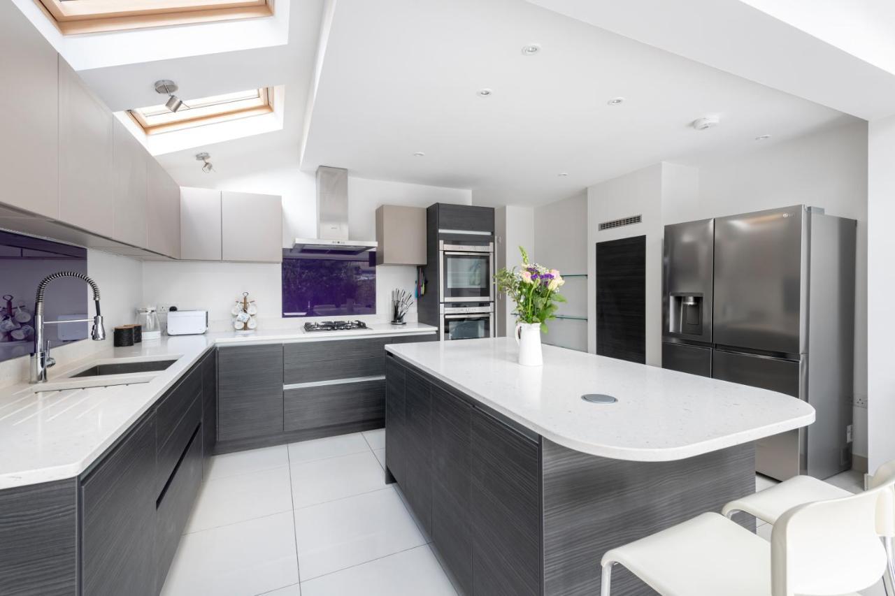 Fabulous House - Only 10 Minutes Walk To Baths Holiday home *