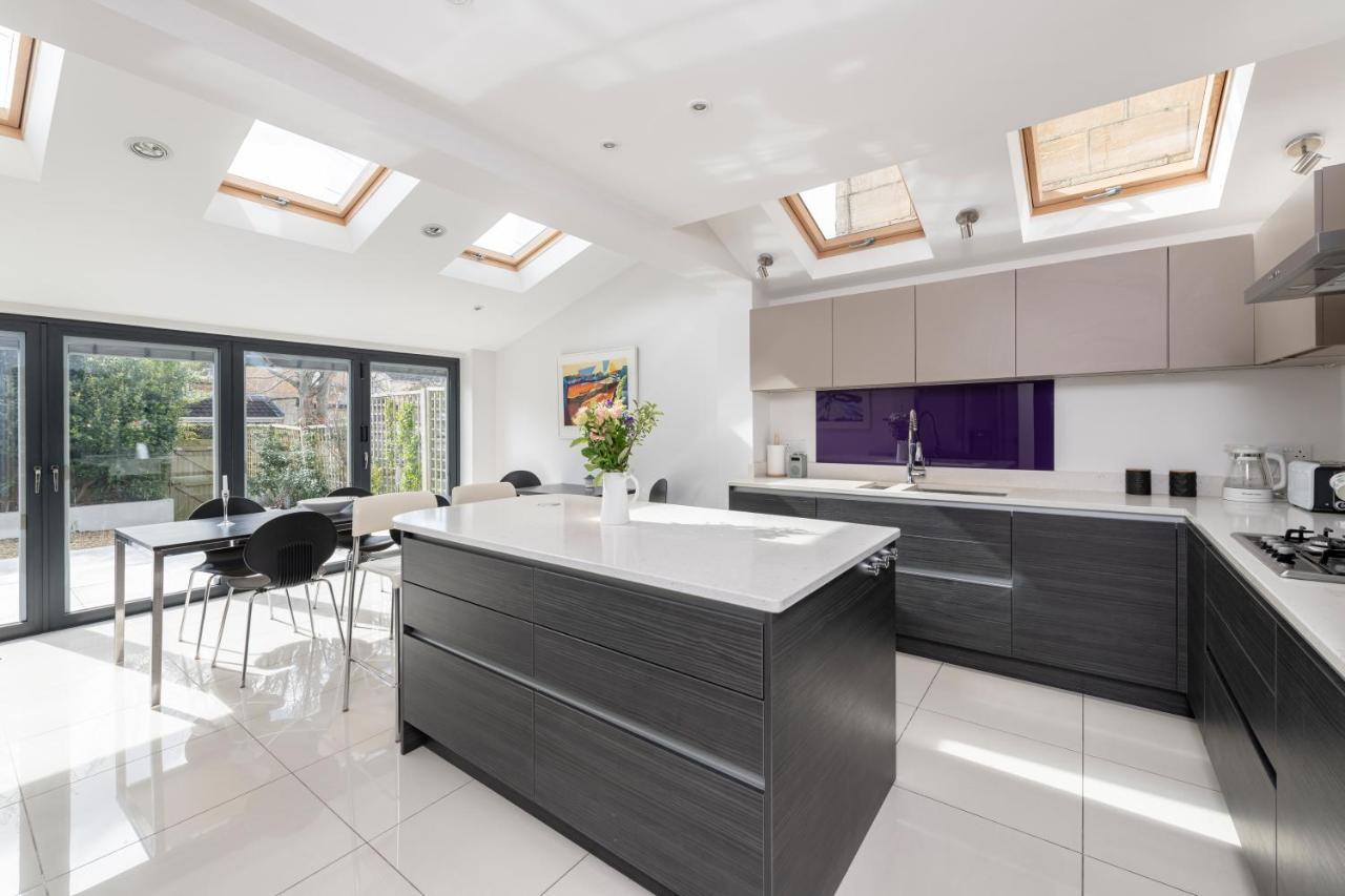 Fabulous House - Only 10 Minutes Walk To Baths Holiday home *