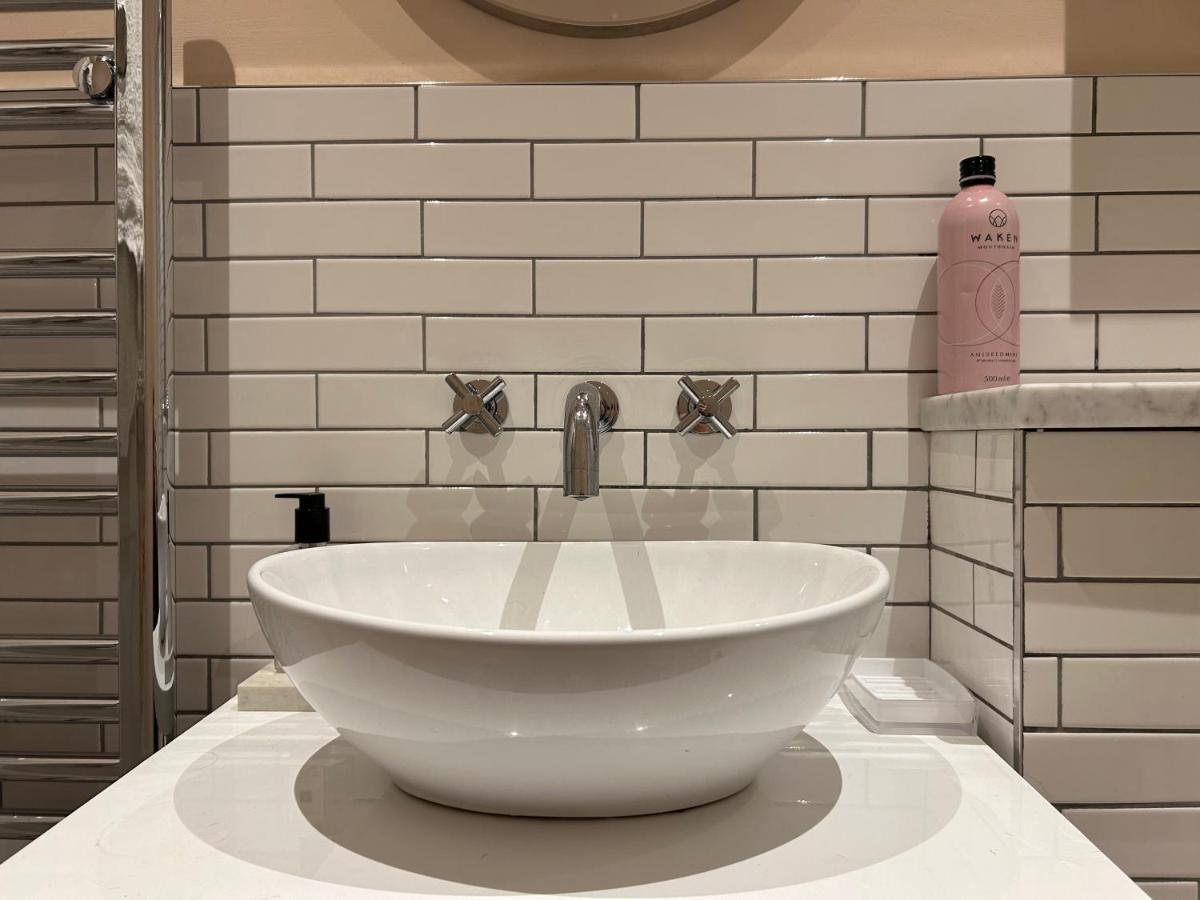Accommodation, Near With Free Parking And High Speed Wi-fi Bath