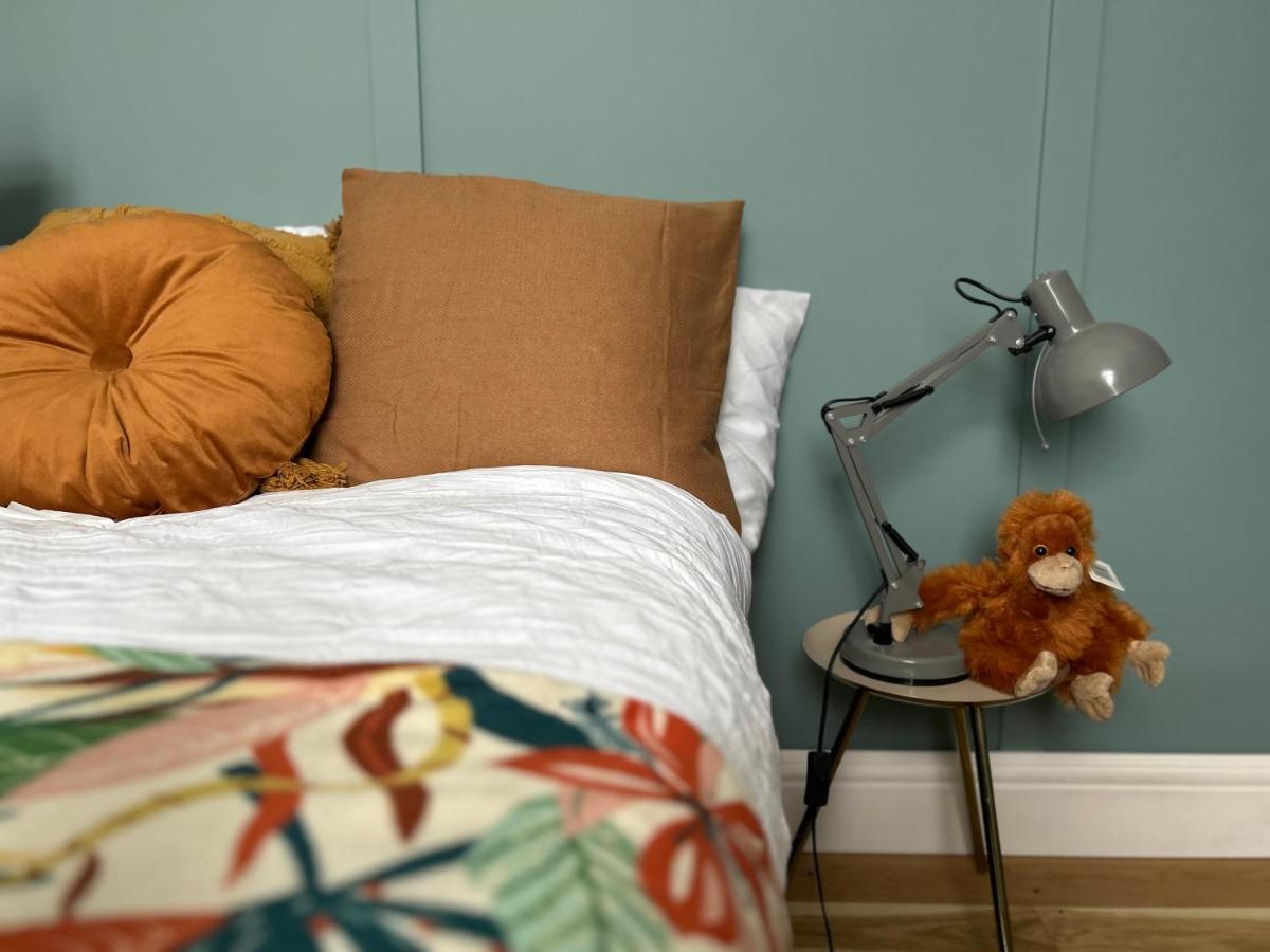 Accommodation, Near With Free Parking And High Speed Wi-fi * Bath